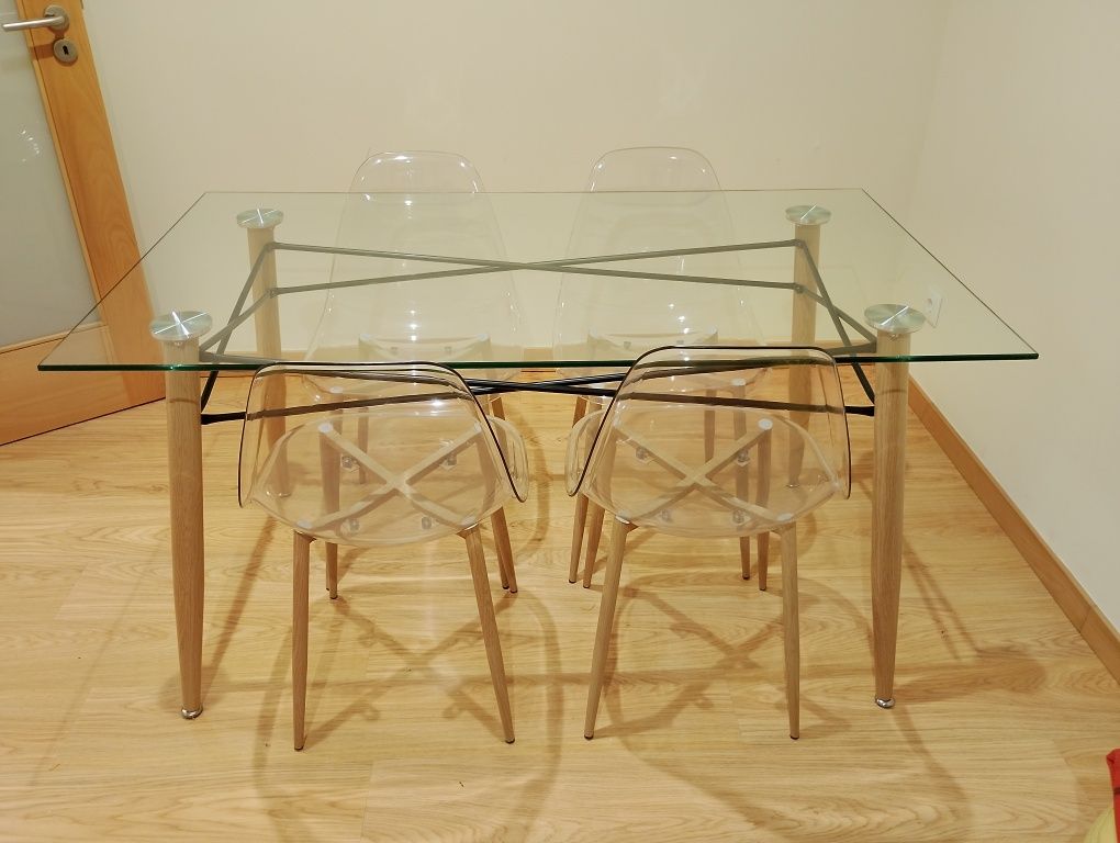 Mesa de jantar em vidro com 4 cadeiras
