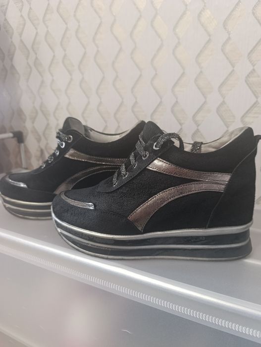 Продам снікерси р.38-39 натуральна замша