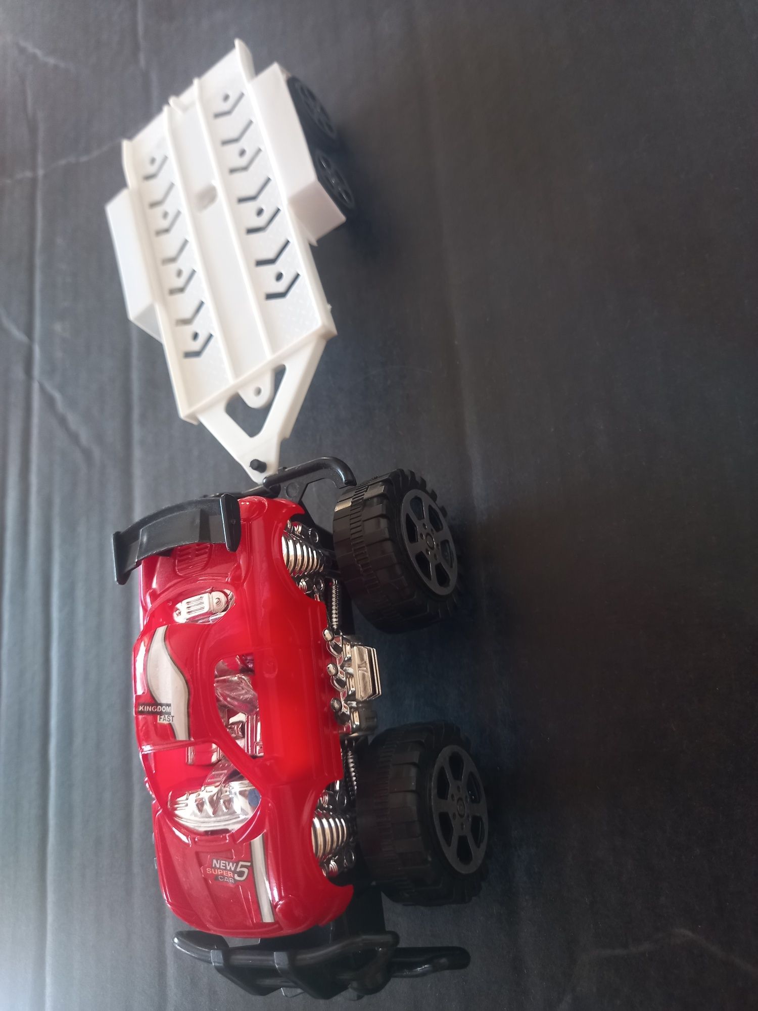 Auto terenowe z lawetą z napędem
