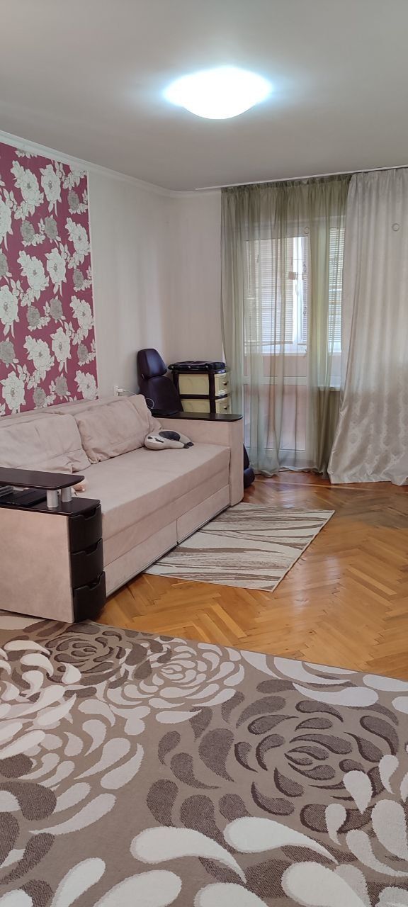 Продам трикімнатну квартиру в центрі Вишневого