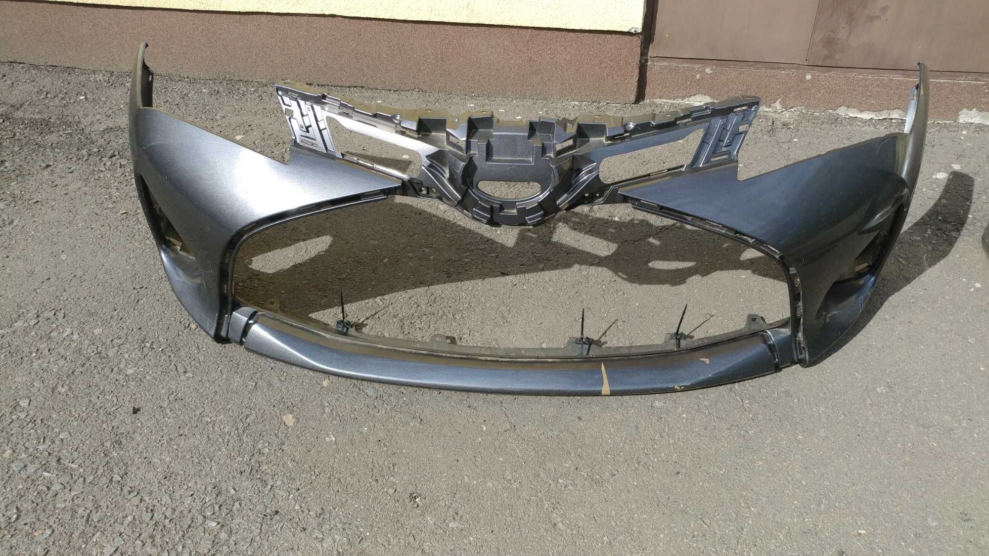 Бампер передній задній Toyota Yaris III  2011-2020 Четверть задня