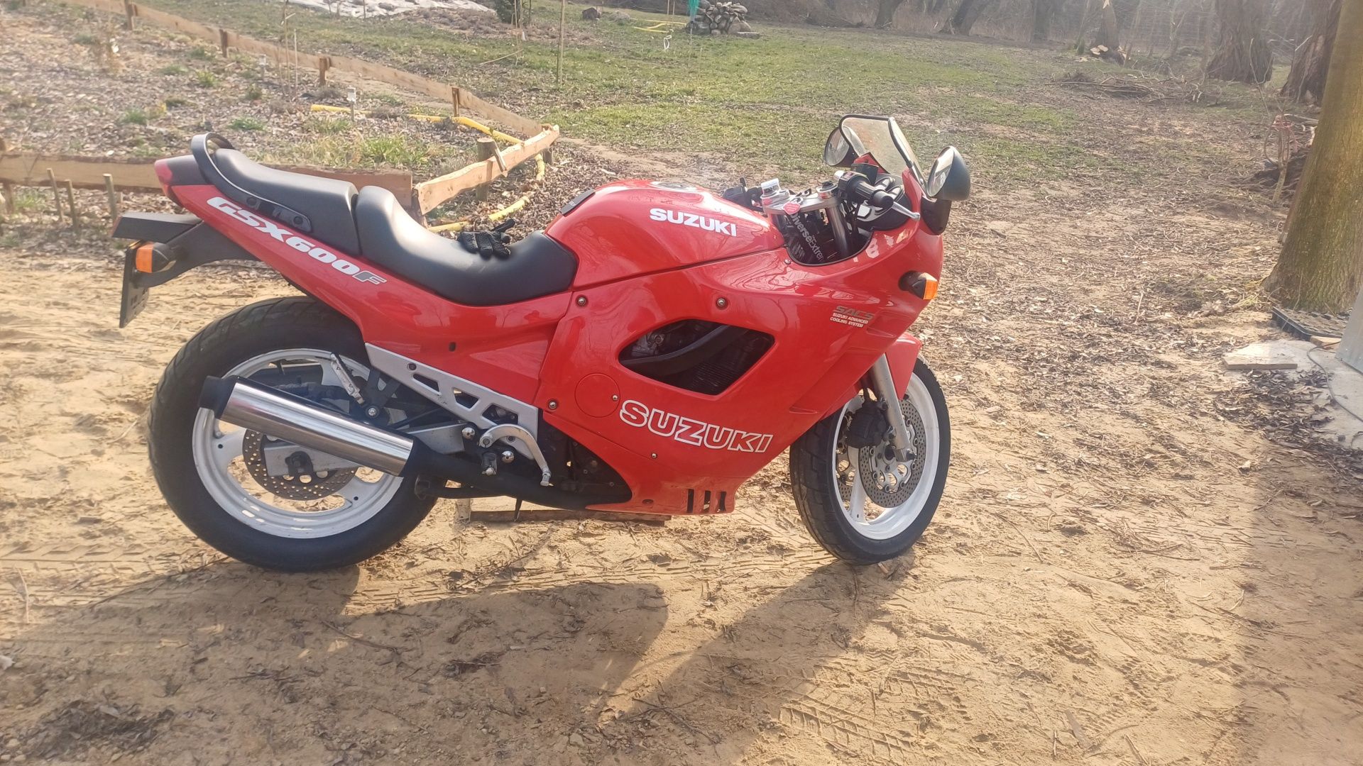 Suzuki    GSX 600!