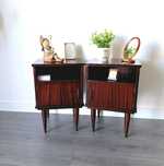 Mesas de cabeceira vintage de madeira. Vintage wooden bedside tables
