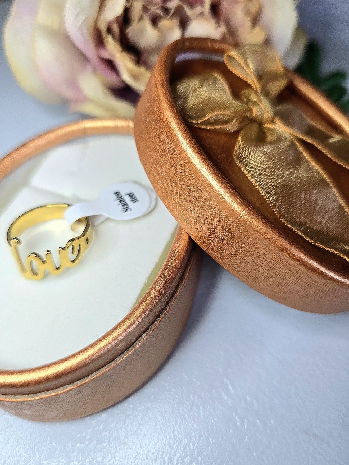 Pierścionek obrączka z napisem Love r18