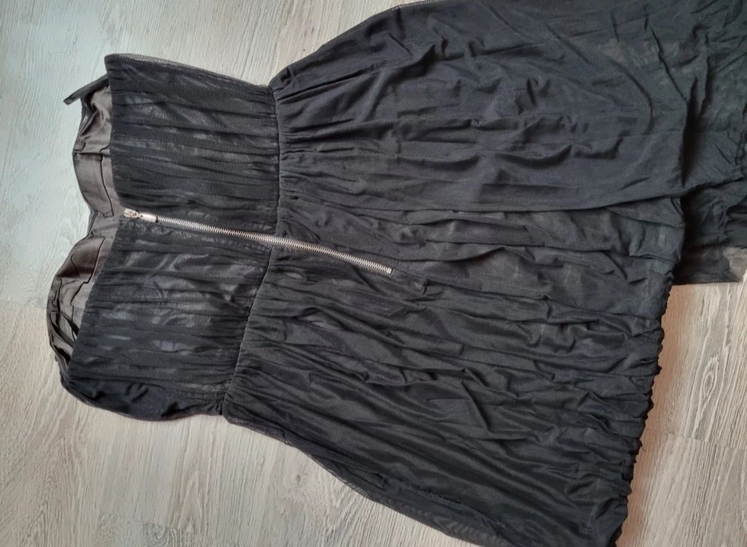 Czarna krótka sukienka z przedłużeniem