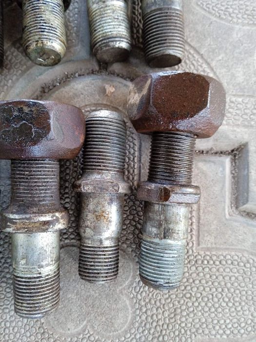 Зіловські колесні шпильки