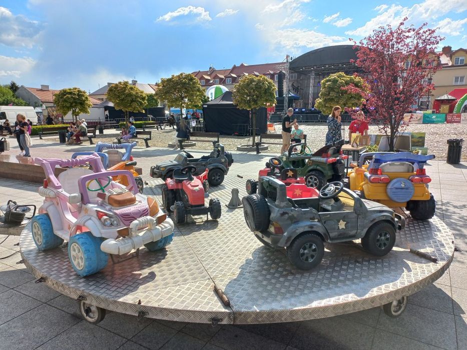 Karuzelka mechaniczna podłogową mobilna