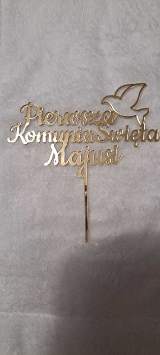 Topper na tort komunijny z imieniem dziecka.