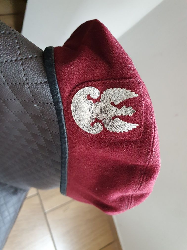 Bordowy beret wojskowy oryginał używany