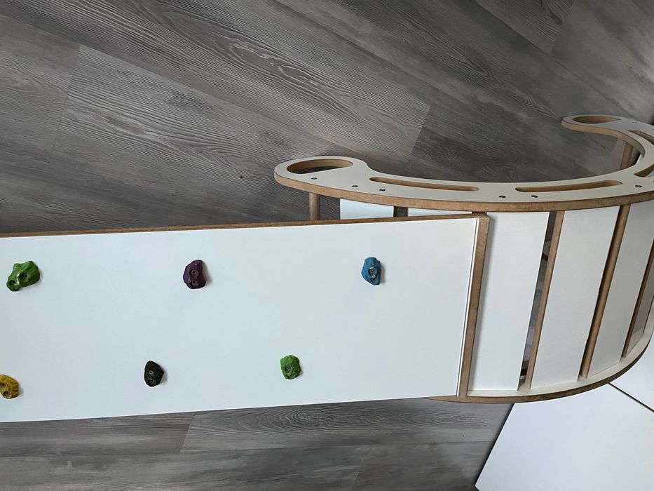 Bujak drewniany ze zjeżdżalnia i wspinaczka