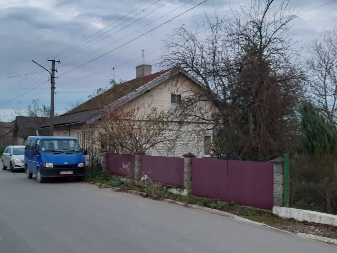 Продам будинок, с. Задністря + земельна ділянка 0.185га.