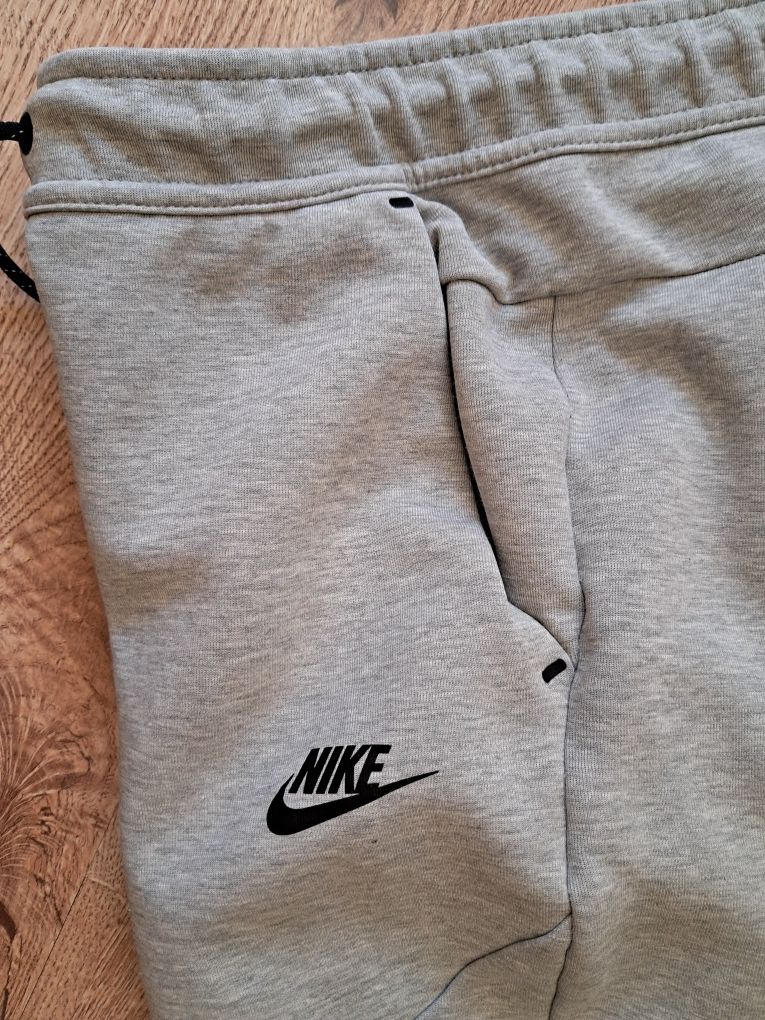 Dresy Nike Tech FLEECE r.S jak Nowe męskie/ młodzieżowe