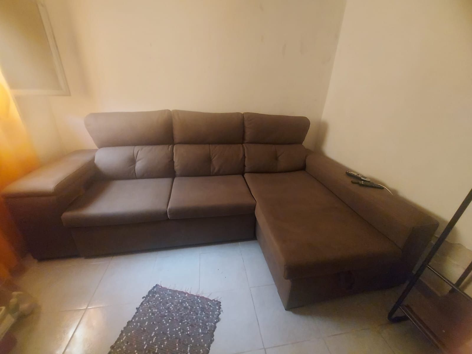 Sofá cama 3 lugares com chaise longue com arrumação e 2 bancos