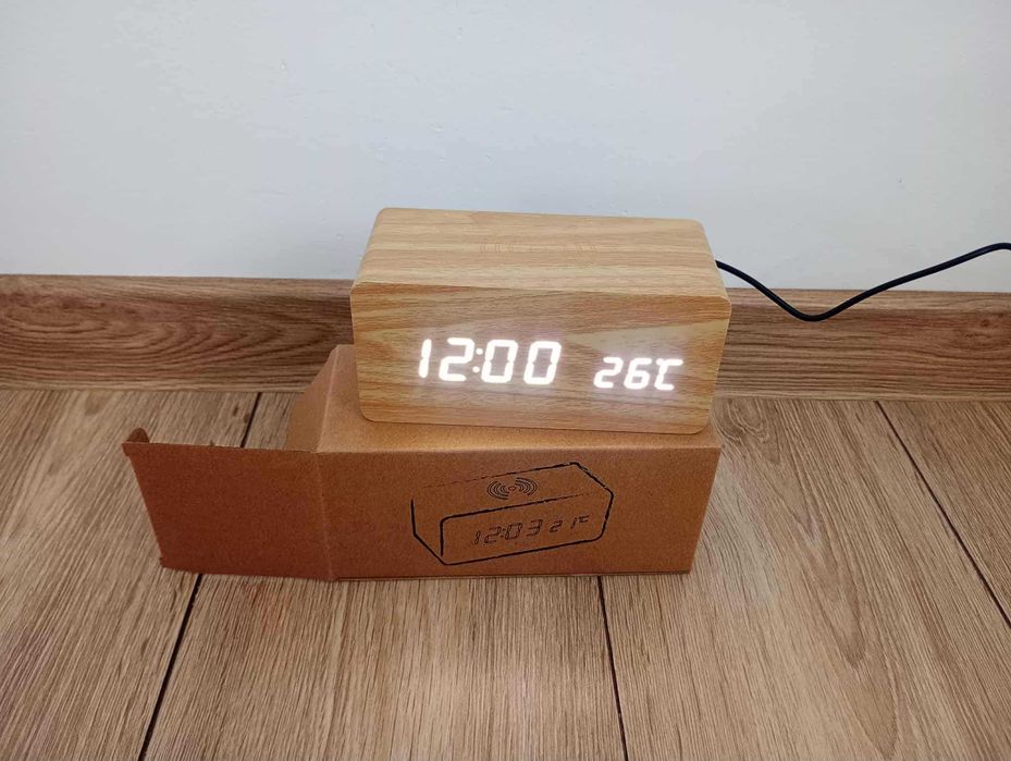 Zegar biurkowy termometr budzik imitujący drewno, ładowarka indukcyjna