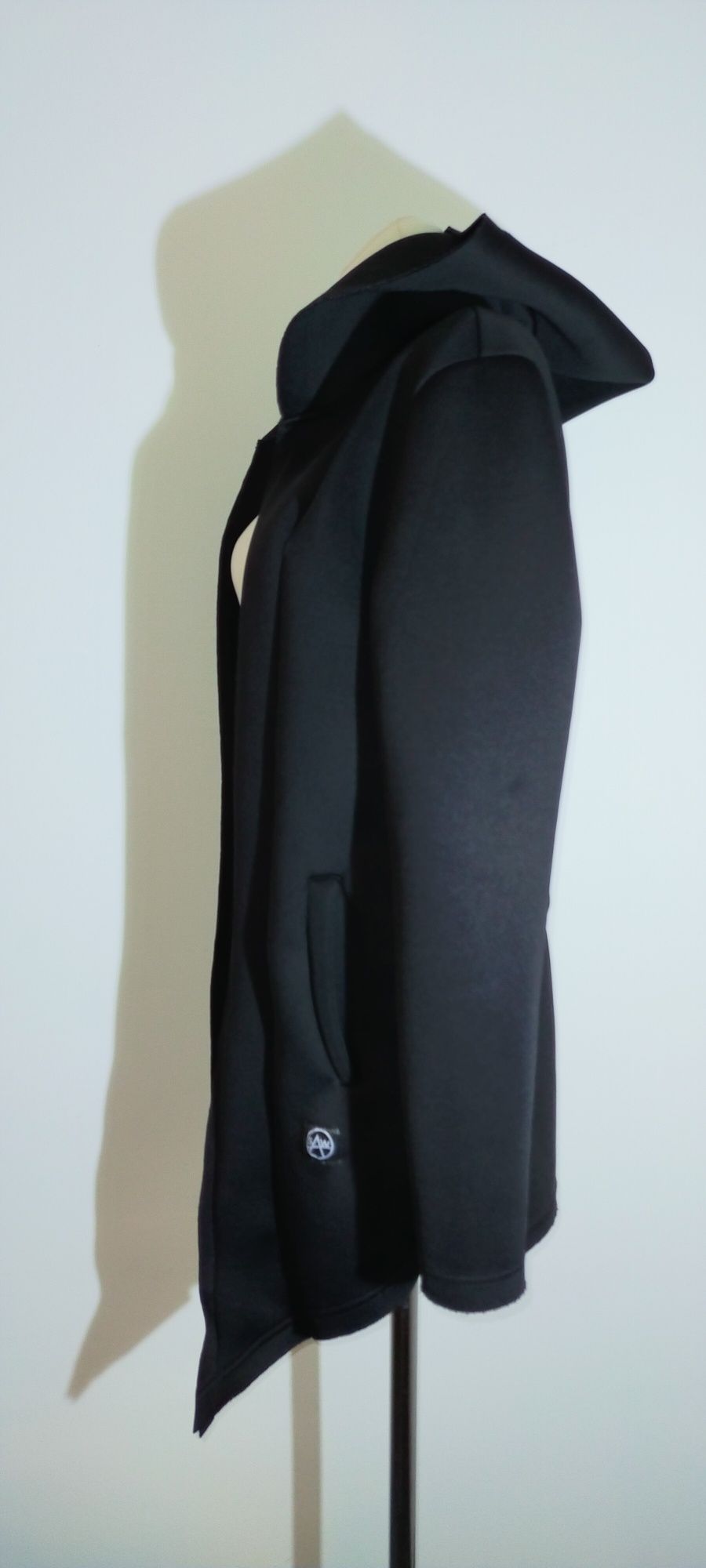 Narzuta kurtka asymetryczna 38 M 40 L czarna z kapturem pianka