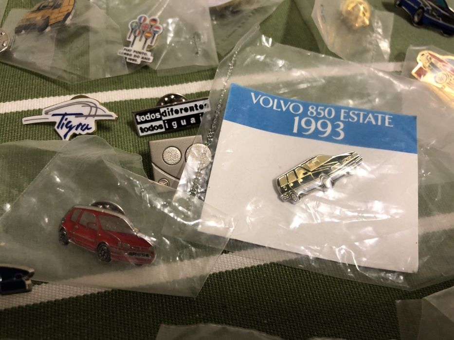 Coleção de pins dos anos 90