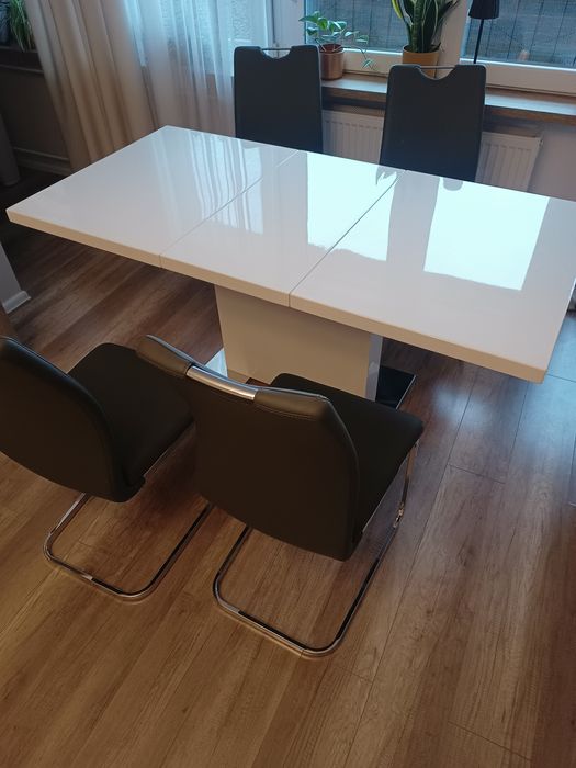 Stół rozkładany z krzesłami