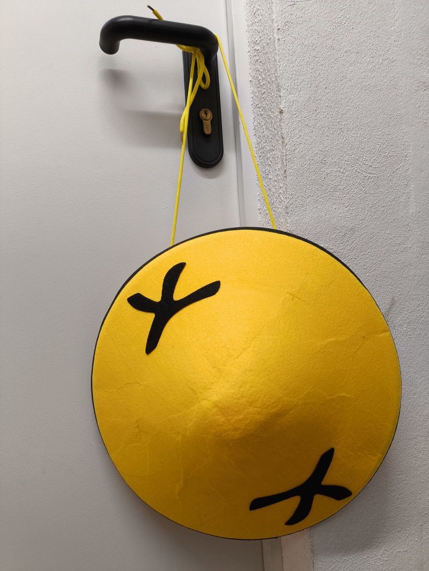 Chapéu 'chinês' em bico amarelo