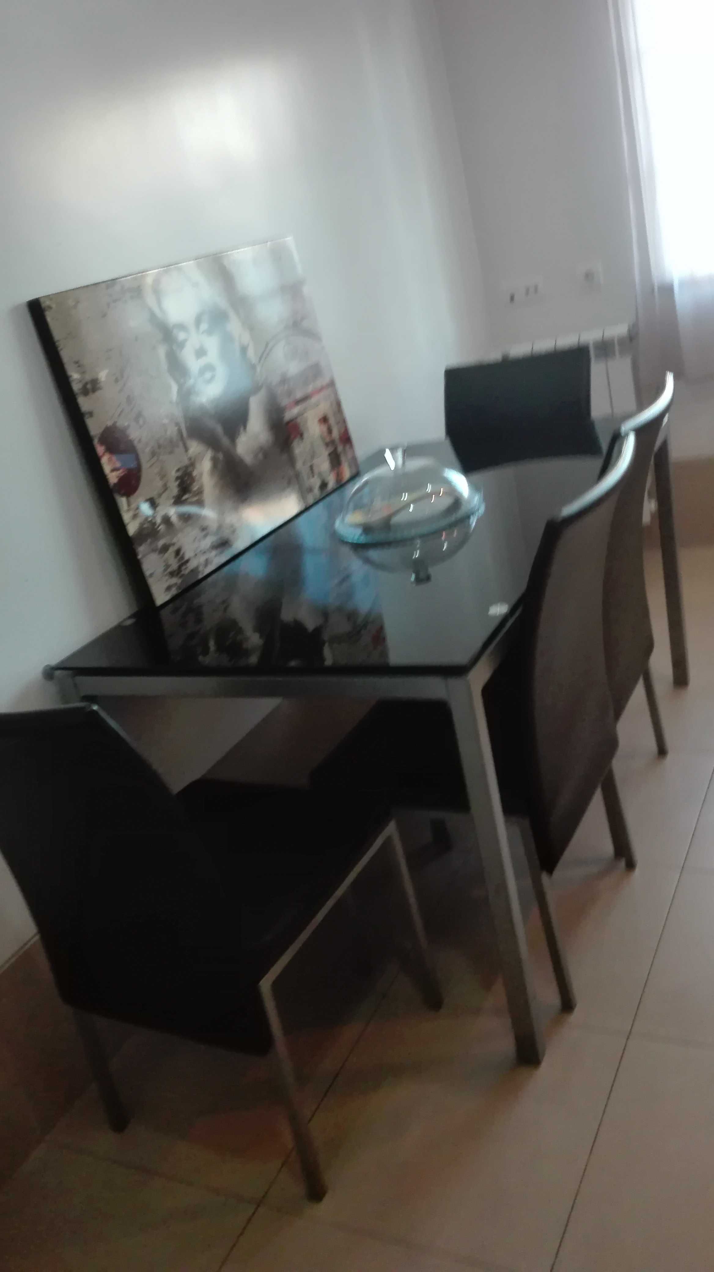 Vendo mesa de cozinha + 4 cadeiras