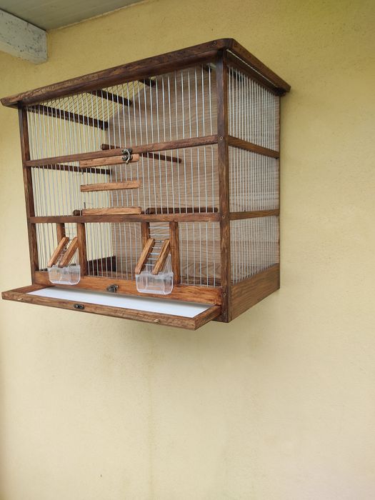 Gaiola artesanal em formato de casa grande