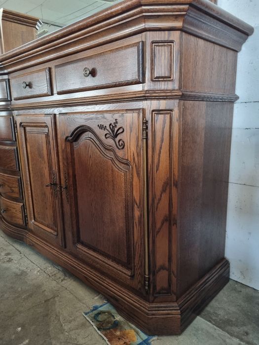 zestaw jadalnia drewniana komoda stół krzesła witryna