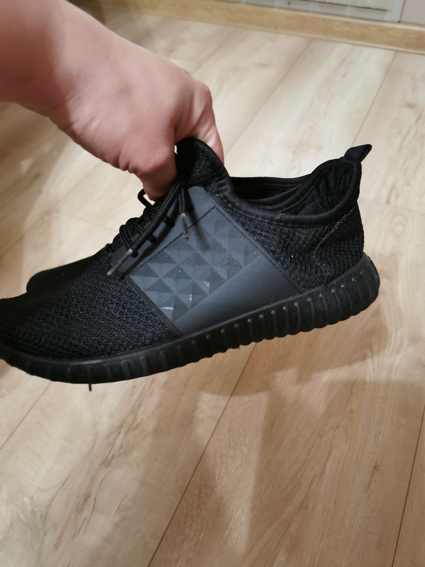 Buty adidasy wiazane czarne siateczkowe roz 35 dl wkl 22 cm CCC