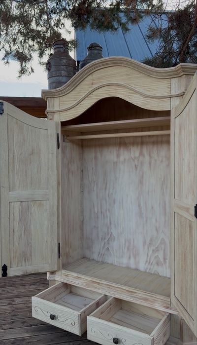 Rustykalna szafa , bogato zdobiona szafa