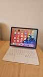 Tablet iPad Air 10,9" com teclado (2021), 64 GB, como novo