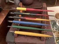 Canetas de aparo antigas, de coleção. Com suporte