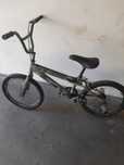 Bicicleta BMX a andar e fazer manobras