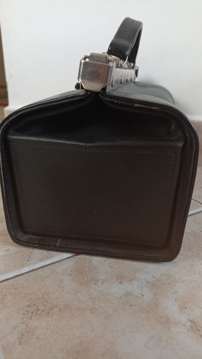 Torba-kuferek z czarnej skóry