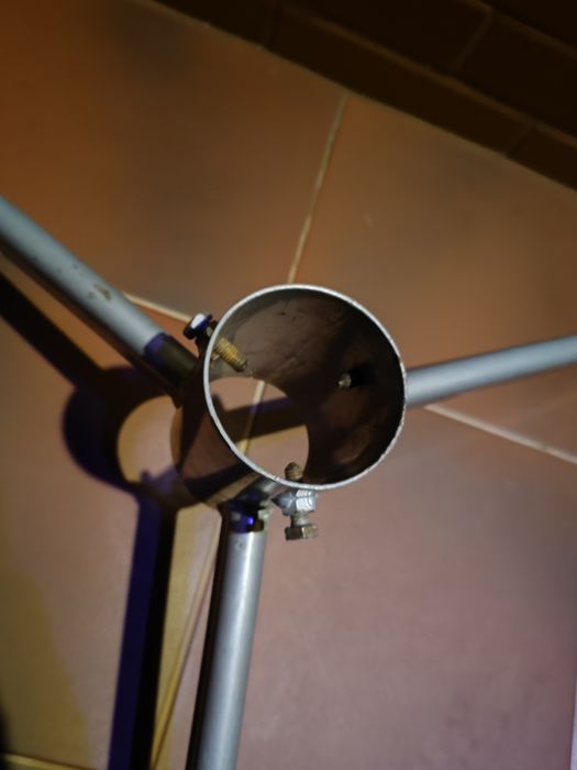 Metalowy stojak na żywą choinkę