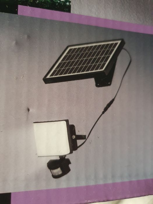 Reflektor lampa z panelem solarnym i sensorem ruchu