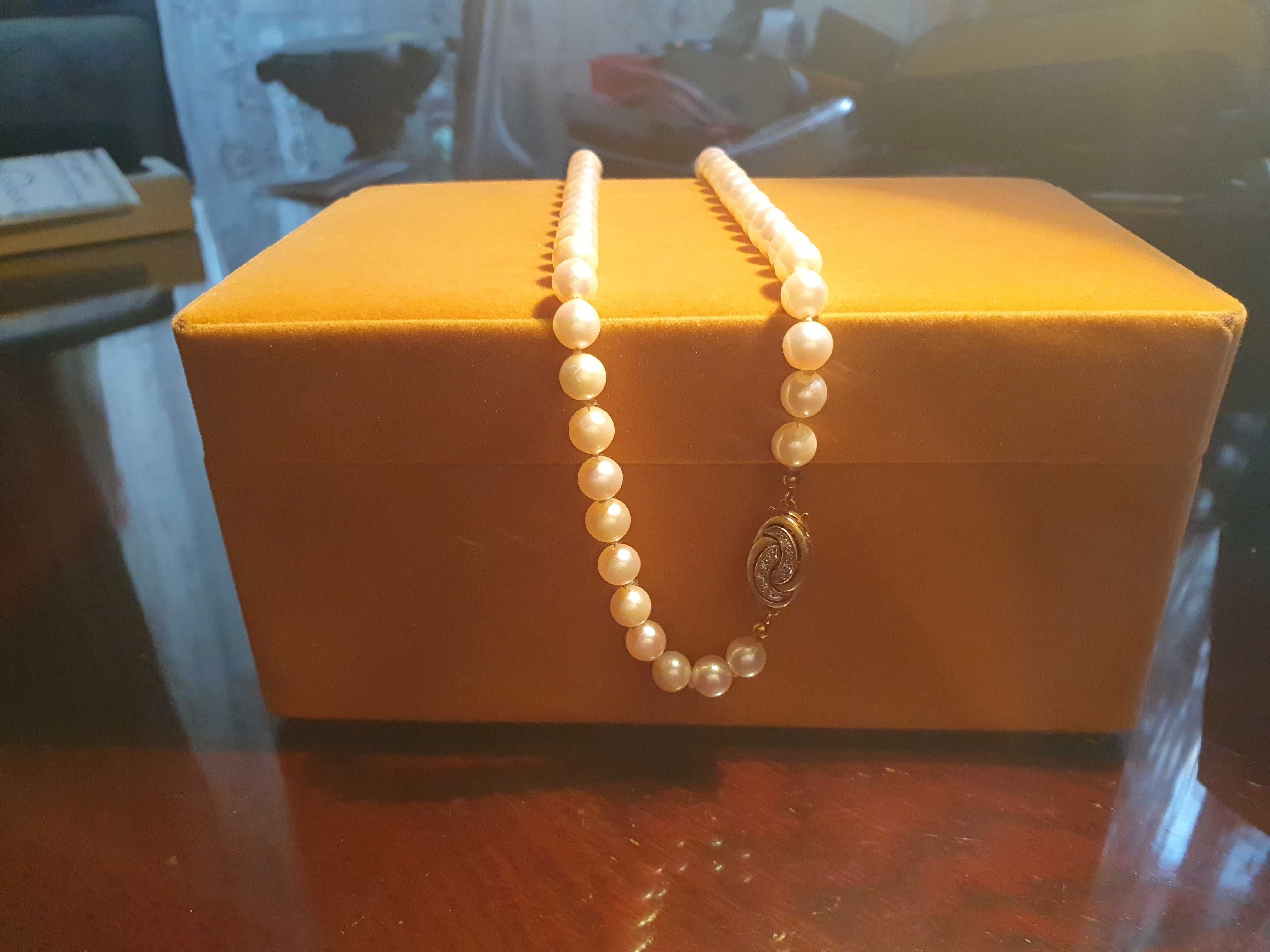 Kolia perły z brylantowym zapięciem w białym i żółtym złocie.