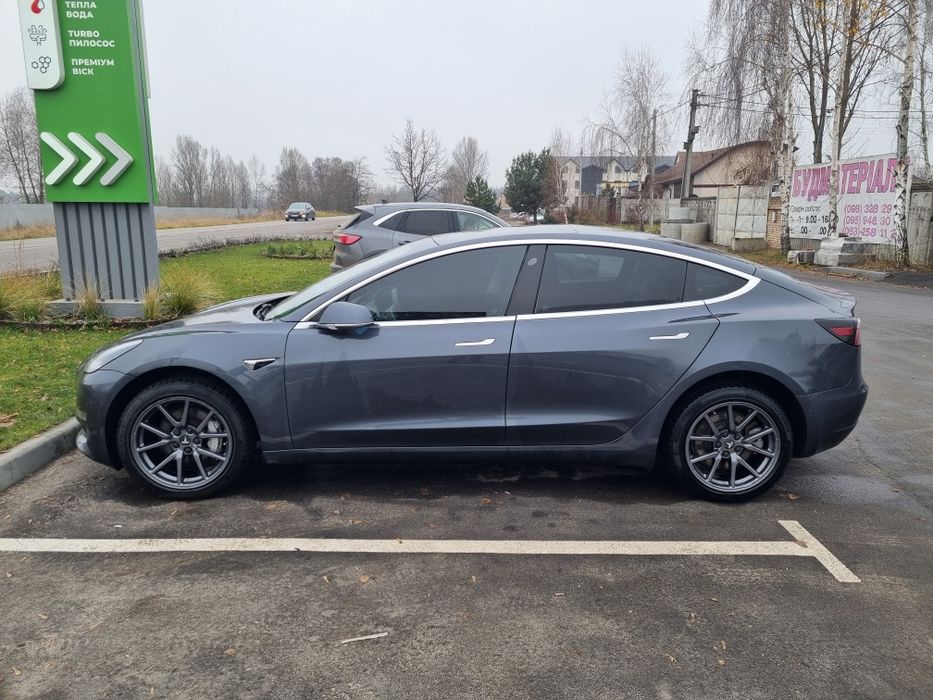Tesla Model 3 2018 рік не фарбована
