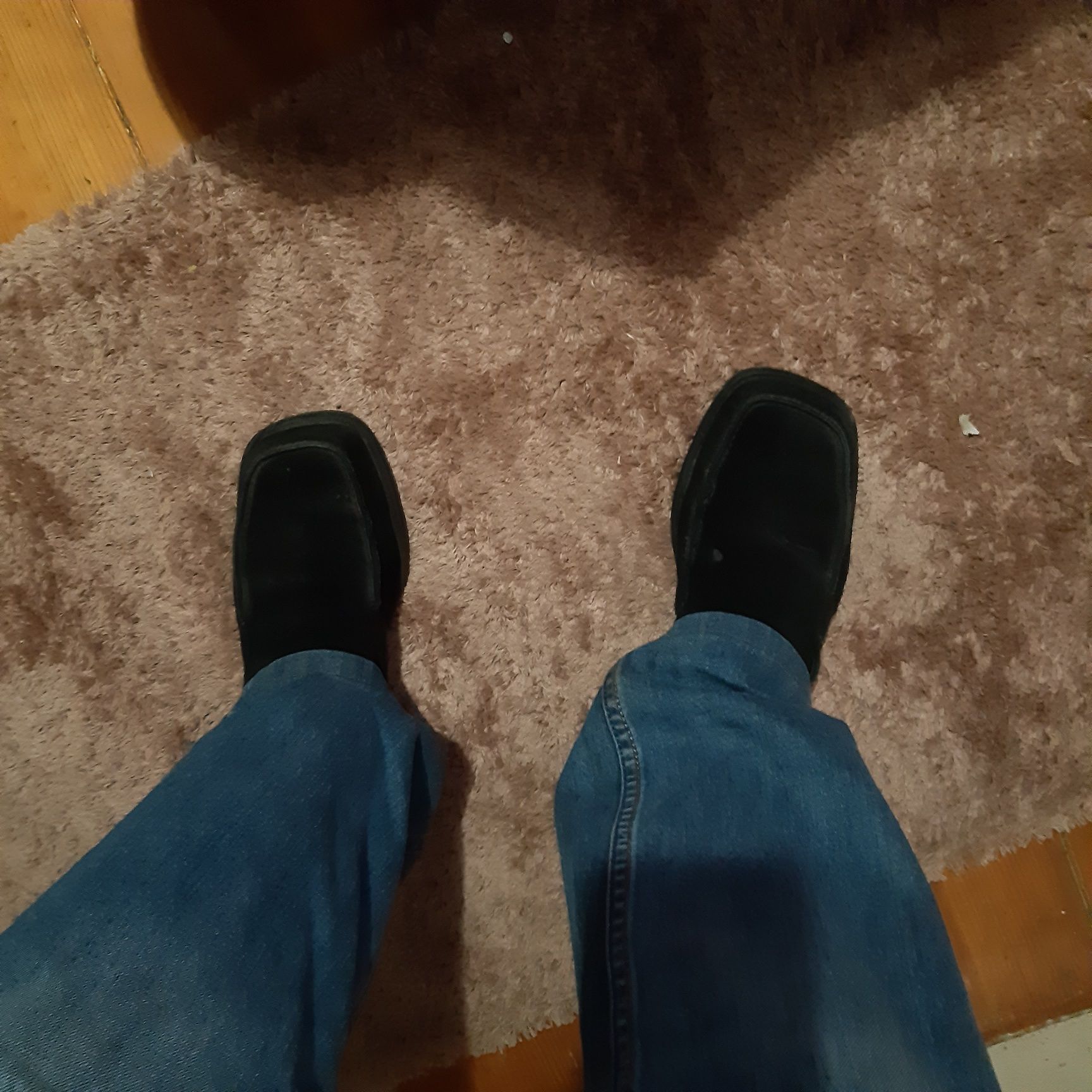 Sapatos em camurça côr preta sola nova 42