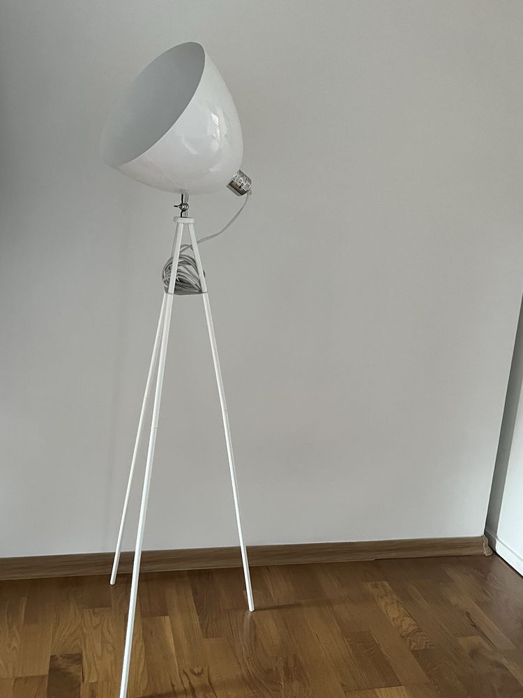 Lampa stojąca biała