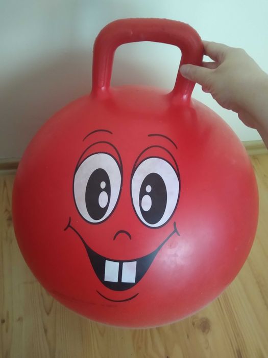 Sprzedam piłka do skakania dla dzieci z uchwytem czerwona z oczami
