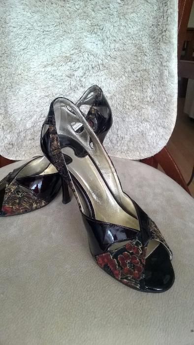 damskie buty typu "szpilki" z odkrytymi palcami