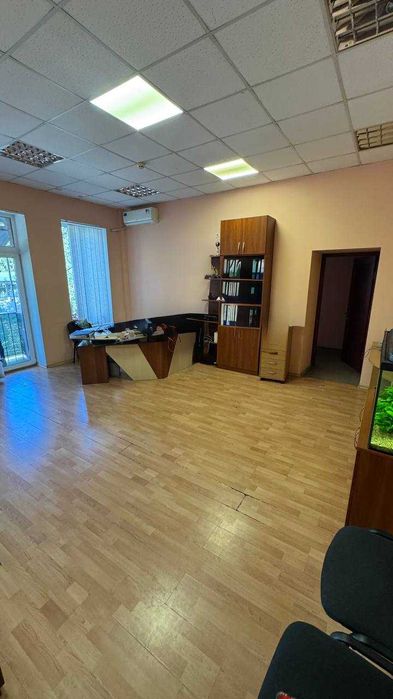 Продам 3-поверхове приміщення в центрі міста
 вул. Моссаковського, 1