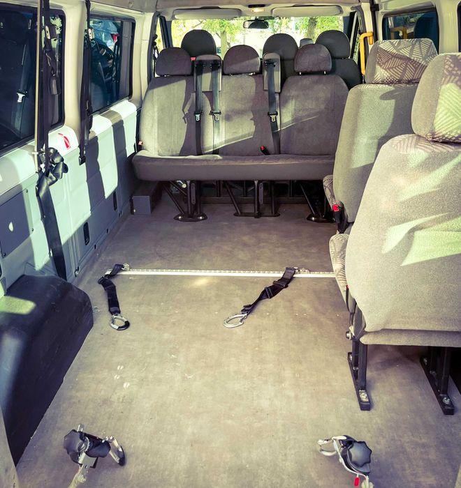 Transport do 8 osób lub 7 osób + miejsce na wózek inwalidzki