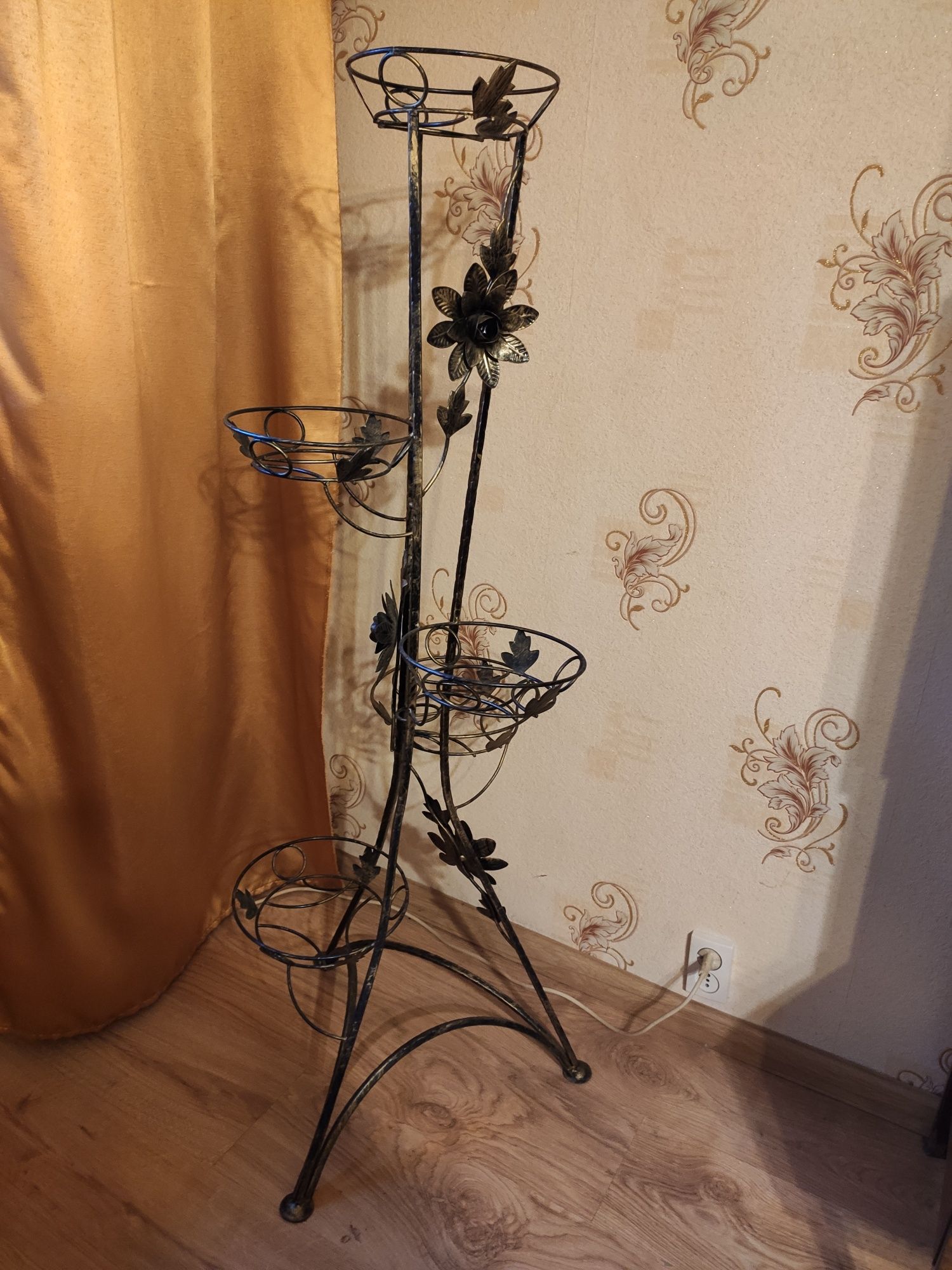 Piękny stojak na kwiatki  130 cm