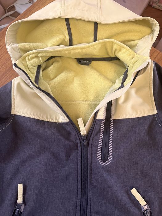 Фірмова куртка ветровка