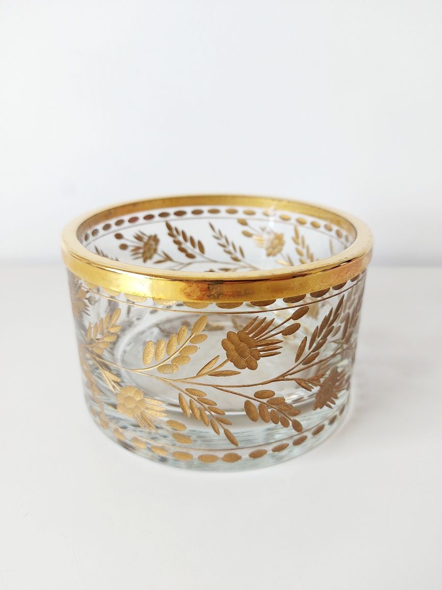 Taça em vidro lapidado e dourado do final do século XIX.
Aro em metal