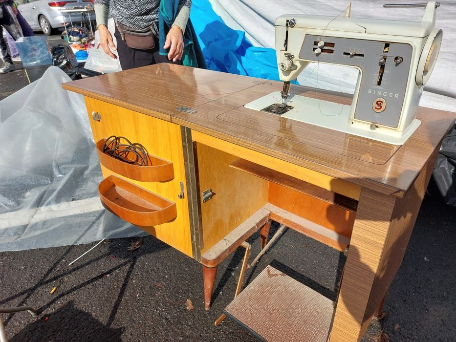 Máquina de costura Singer 611G com móvel de arrumação pés de palito