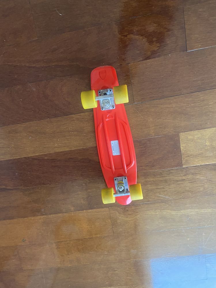 Mini skate vermelho e amarelo