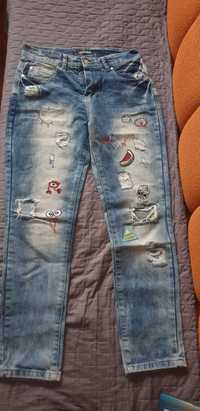 Spodnie z naszywkami I dziurami