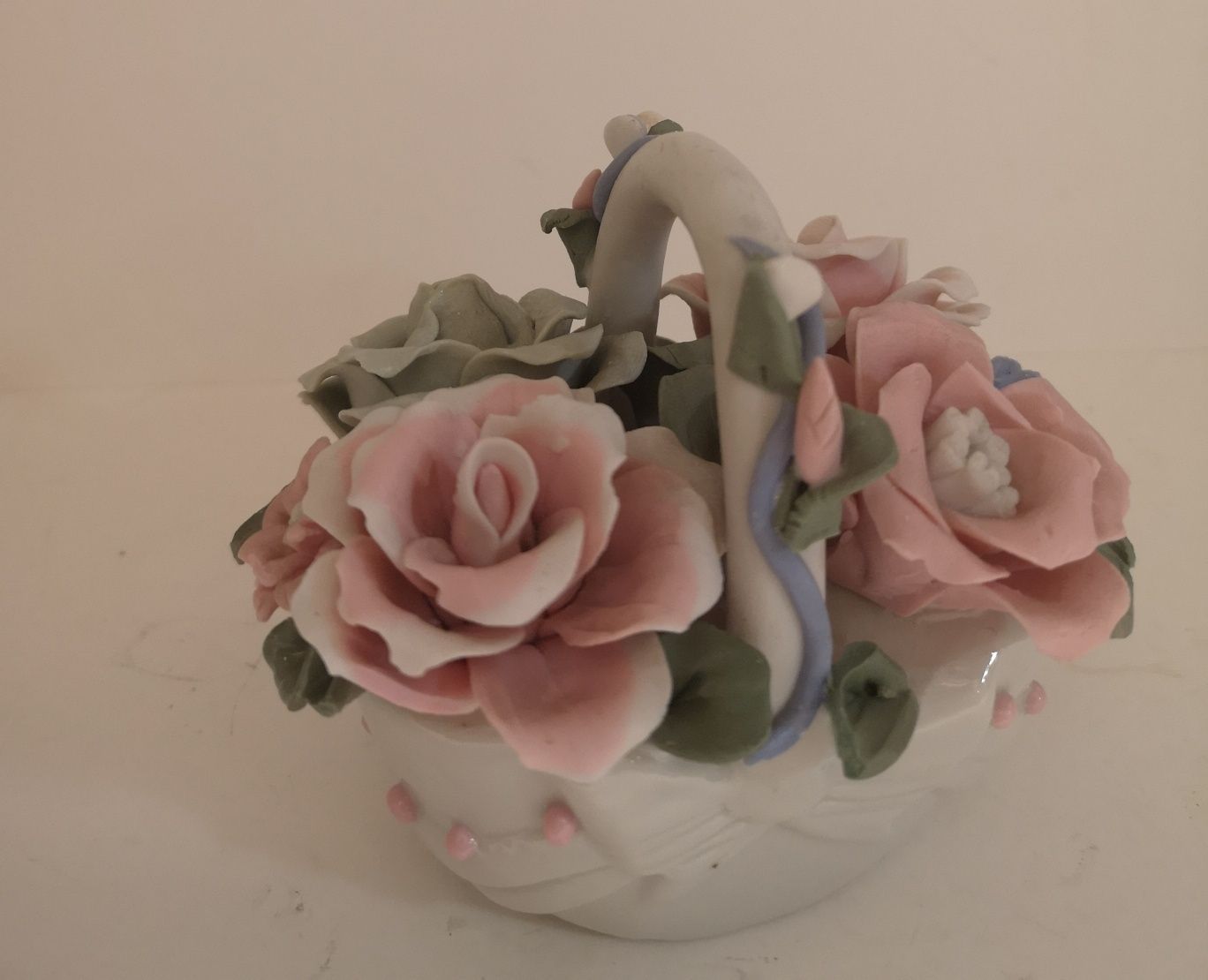 Porcelanowy kosz z kwiatami