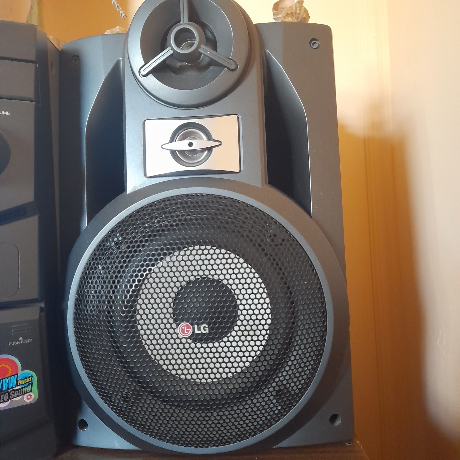 Продам муз.центр LG-2000грн.Потужн. колонок 2×140W