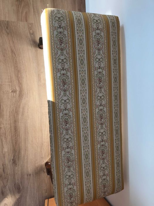 Banqueta em madeira mogno e tecido superior